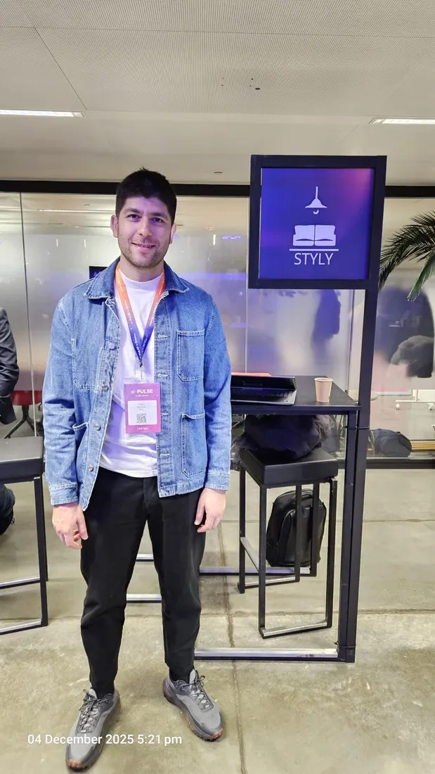 STYLY partner badge and stand at the ai-PULSE conference by Scaleway