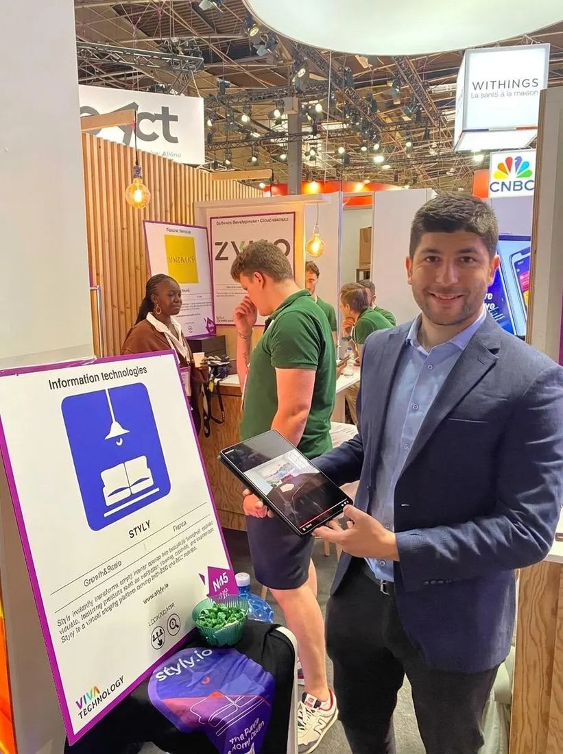 STYLY founder demonstrating the product at the VivaTech stand