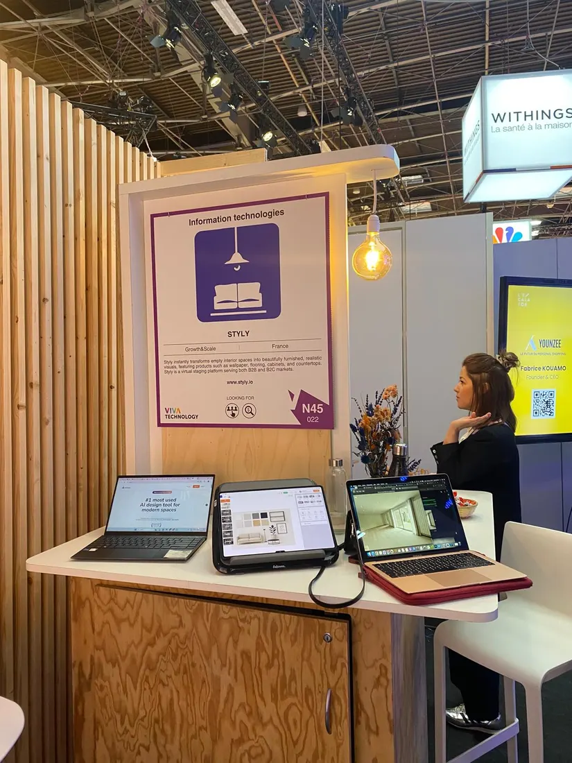 Le stand STYLY à VivaTech Paris, avec l'équipe accueillant les visiteurs